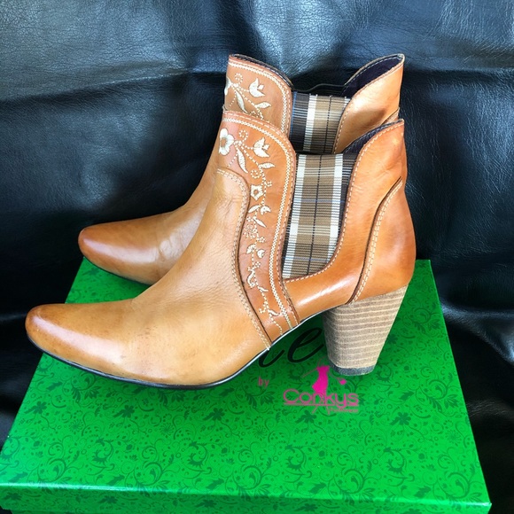 leather uppers Shoes - 🌻New/ Leather uppers / woman’s booties 🌻